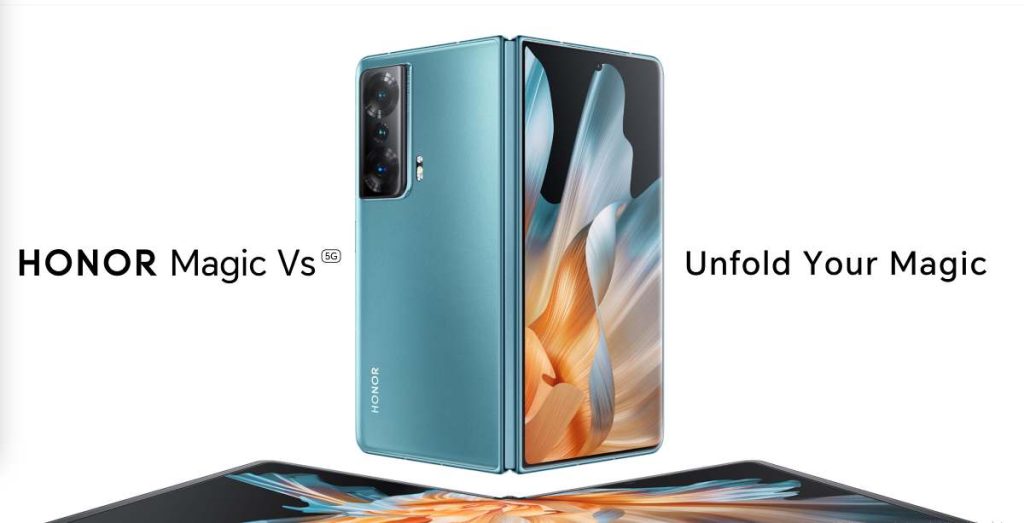 Igazi kihívót kap végre Magyarországon a Samsung Galaxy Z Fold sorozat. A telefonból tabletté nyitható hajlítható kijelzős telefonok esetén gyakorlatilag egyeduralkodó Magyarországon (és sok más piacon is) a Samsung, mert a többi gyártó nem kínál alternatívát, ez viszont megváltozik. Korábban, 2020-ban még a HUAWEI próbált a Samsung konkurenciája lenni az akkor 999 999 forintos Mate Xs összehajtható kijelzős telefonnak, viszont Google támogatás hiányában csak egy méregdrága, nagyon szűk réteg számára szóba jöhető készülék volt és nem jelentett valódi konkurenciát a Galaxy Z Fold akkori kiadásának. Bár a Xiaomi, az Oppo és több más gyártó is dobott már piacra a Foldhoz hasonló megoldást, azt azonban Magyarországra nem hozták be - ezzel szemben a Samsung gyakorlatilag az összeg hajlítható szériás mobilját elérhetővé tette és még szolgáltatói kínálatban is megvásárolható. A HONOR lehet az első igazi konkurens, a kínai gyártó 2023. nyarán hozza el Magyarországra a Magic Vs-t, amely külső kijelzője 6,45”-os, kinyitva pedig a belső AMOLED kijelző 7,9”-os képátlót tartogat a felhasználónak. A Magic Vs a hardverét tekintve is felsőkategóriás, hiszen a Qualcomm Snapdragon 8+ Gen 1 chip került bele és a Magic5 Pro modellhez hasonlóan várhatóan 12 GB RAM-mal és 512 GB háttértárral érkezik. A hátoldali kamerák terén is ha nem is a legütősebb szettel lett ellátva, ennek ellenére nem szégyenkezhet, hiszen 54 megapixeles (Sony IMX800-as) főkamerát, 50 megapixeles ultraszéles látószögű kamerát és egy 8 megapixeles, 3x-os optikao zoomra képes telefotó kamerát kapott. A Magic Vs egyik különlegessége a speciális zsanér, amely a Samsung modelljeivel szemben rés nélkül képes összecsukni a kijelzőt. A készülék Android 13-mal és MagicOS 7.1-gyel érkezik, Magyarországon várhatóan 699 990 forintos áron lesz elérhető júniustól.